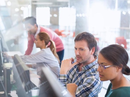 Студенти в обучителна зала