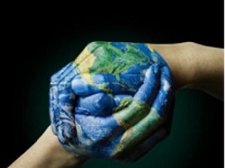 Ръце, изрисувани с изображение на глобус и закопчани една в друга