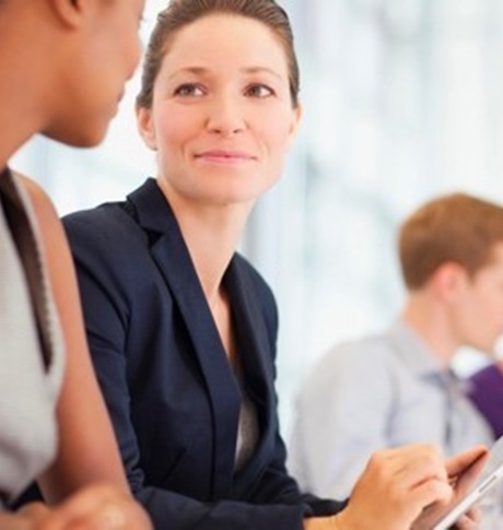 Бизнесдама, използваща цифров таблет по време на среща