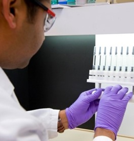 Лабораторен работник проверява спринцовки