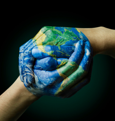 Ръце, изрисувани като глобус и стиснати една в друга