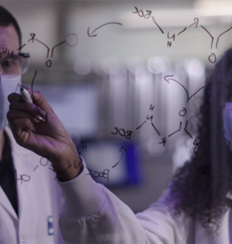 Учените работят върху молекулярна диаграма върху чиста дъска