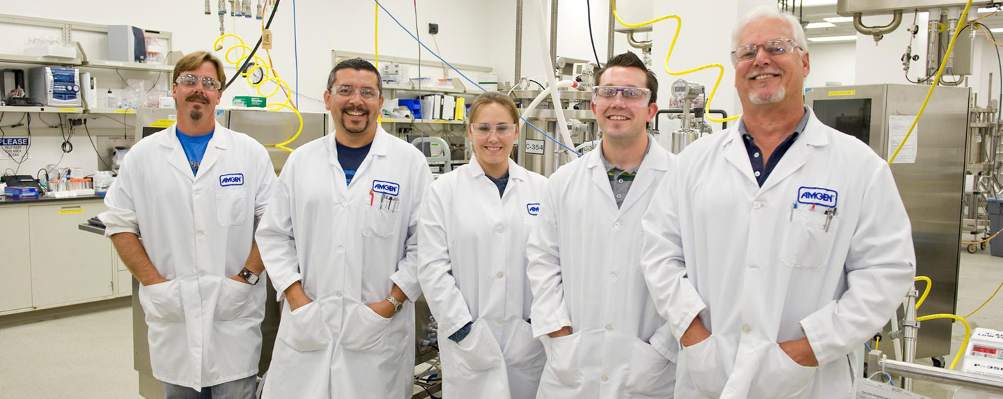 Екипът е заедно и се усмихва за снимката