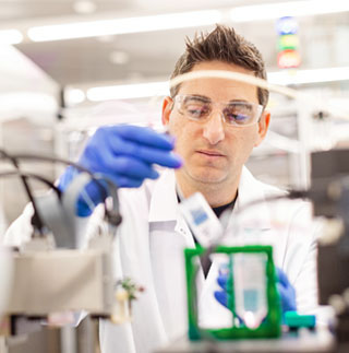 Учен в изследователска лаборатория на Амджен