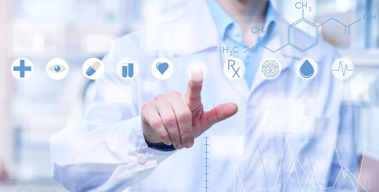 Учен докосва цифров екран, за да види резултата от медицински тест