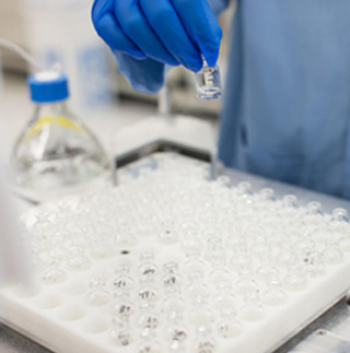 Флакони с проби в лаборатория на Амджен