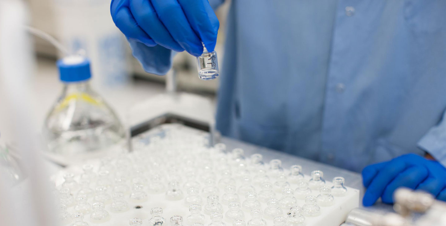 Флакони с проби в лаборатория на Амджен