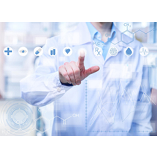 Учен докосва цифров екран, за да види резултата от медицински тест