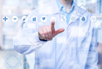 Учен докосва цифров екран, за да види резултата от медицински тест