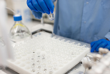 Флакони с проби в лаборатория на Амджен